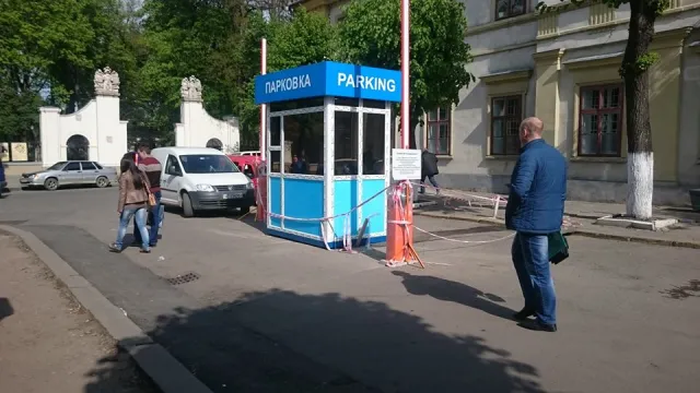 На вулиці Старозамковій перекрито рух. Там завершується облаштування паркувальної зони — фото 1