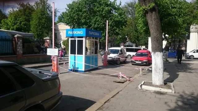 На вулиці Старозамковій перекрито рух. Там завершується облаштування паркувальної зони — фото 2