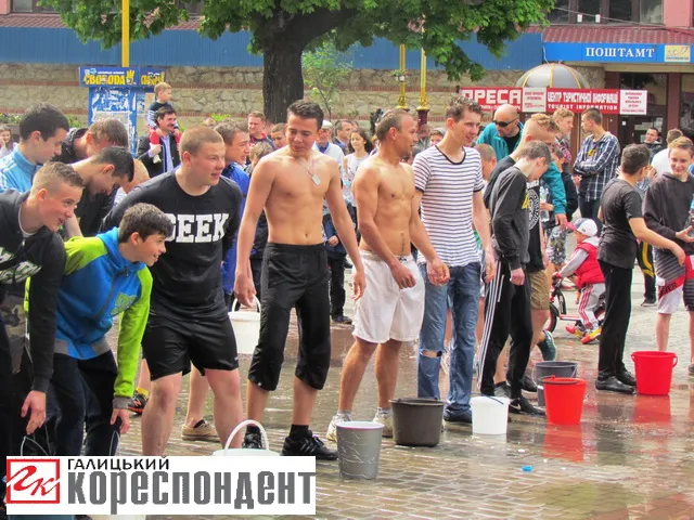 Як в Івано-Франківську відбулися водяні бої на Вічевому майдані — фото 2