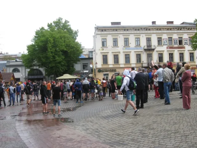 Як в Івано-Франківську відбулися водяні бої на Вічевому майдані — фото 3