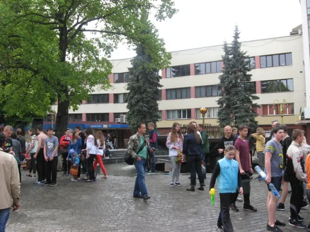 Як в Івано-Франківську відбулися водяні бої на Вічевому майдані — фото 4
