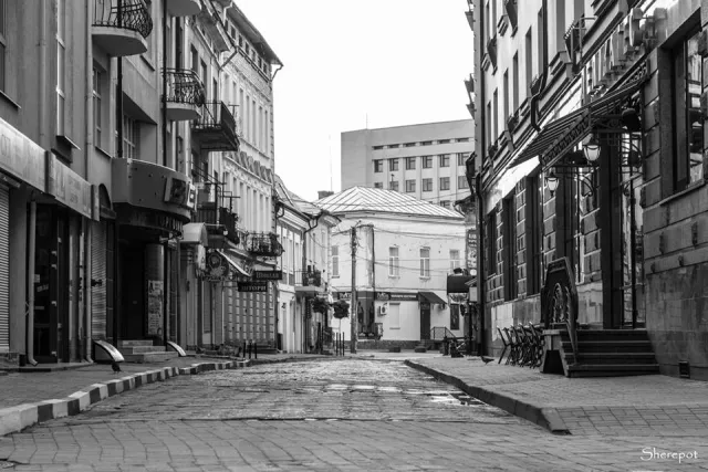 «Таким Франківськом хочеться гуляти», - фотографи показали безлюдні вулиці міста — фото 27