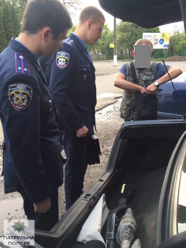 В Франковске патрульные задержали пьяного водителя с оружием в багажнике — фото 1
