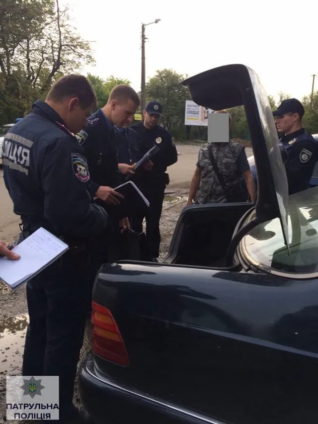 В Франковске патрульные задержали пьяного водителя с оружием в багажнике — фото 2