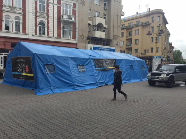 На Вічевому майдані відкрилася виставка зброї з зони АТО — фото 2