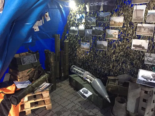 На Вічевому майдані відкрилася виставка зброї з зони АТО — фото 16