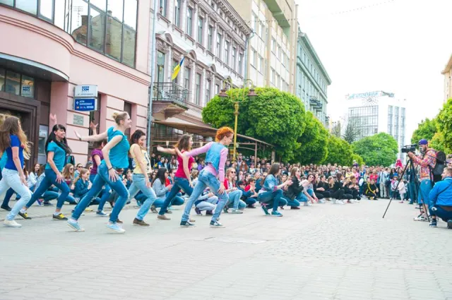 Як в Івано-Франківську три сотні танцюристів провели флешмоб — фото 12