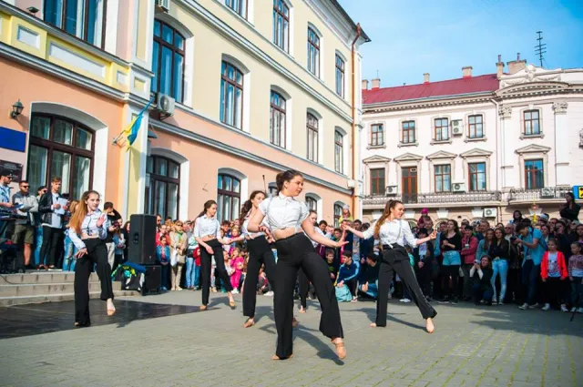 Як в Івано-Франківську три сотні танцюристів провели флешмоб — фото 7