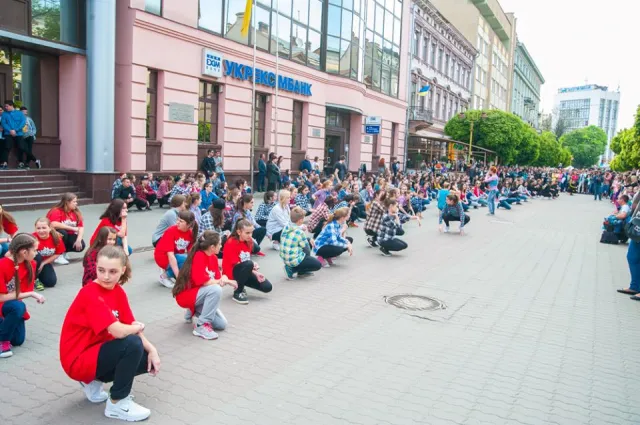 Як в Івано-Франківську три сотні танцюристів провели флешмоб — фото 8