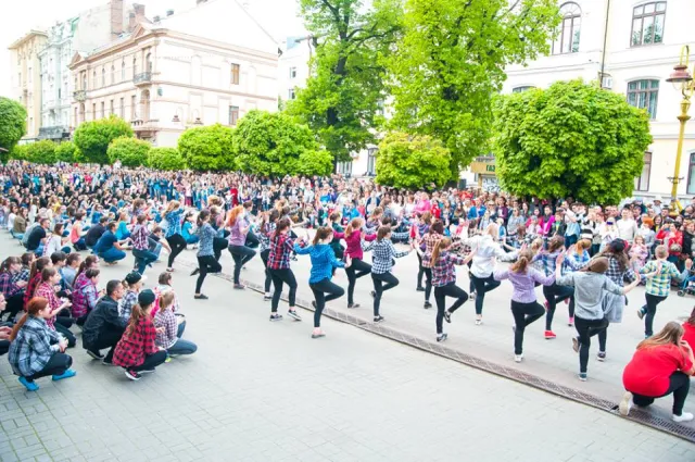 Як в Івано-Франківську три сотні танцюристів провели флешмоб — фото 9