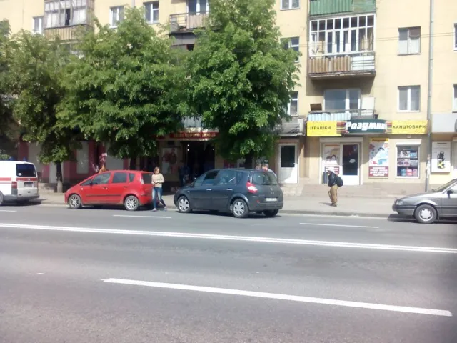 На Галицкой автомобиль сбил школьника, который перебегал дорогу в запрещенном месте — фото 1