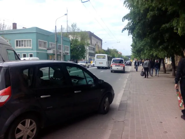 На Галицкой автомобиль сбил школьника, который перебегал дорогу в запрещенном месте — фото 2