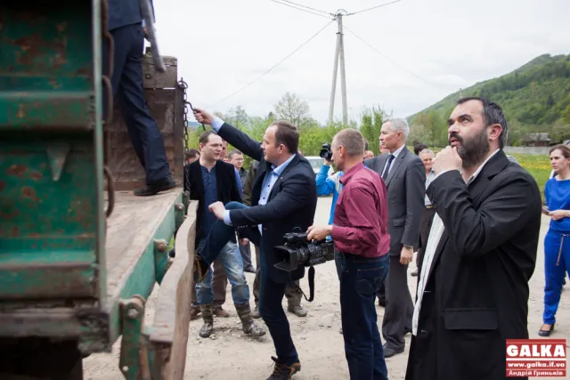 Міністр екології та природних ресурсів України побував з робочою поїздкою на Прикарпатті. Возили прикарпатці міністра в кузові вантажівки — фото 1
