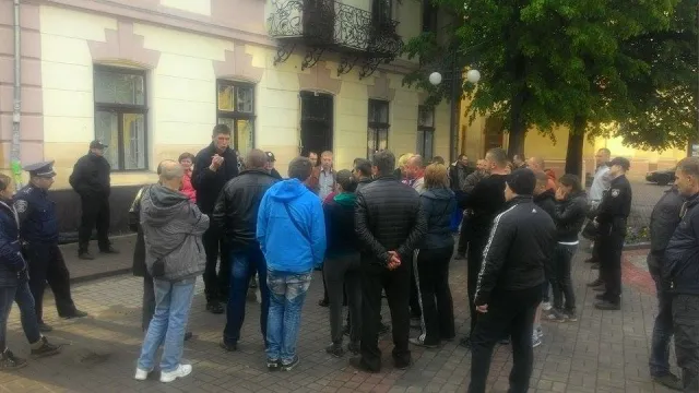 Патрульна поліція не дозволила торговцям розкласти свої намети на площі Шептицького — фото 1