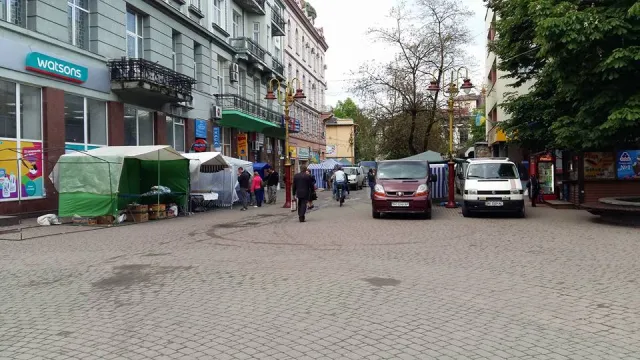 Центр Франківська перетворюється на базар — фото 2