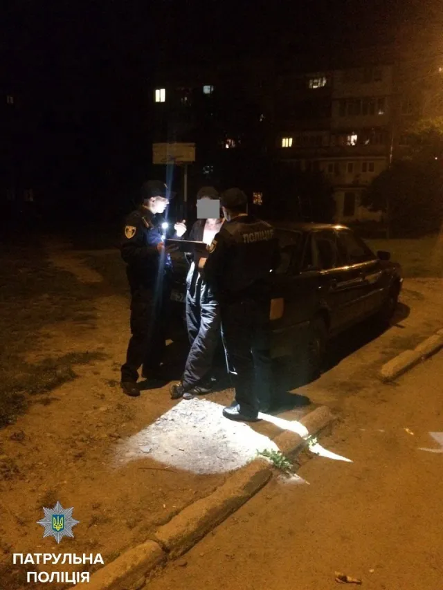 В Франковске полиция оштрафовала пьяного водителя, который припарковал свой автомобиль на газоне — фото 1