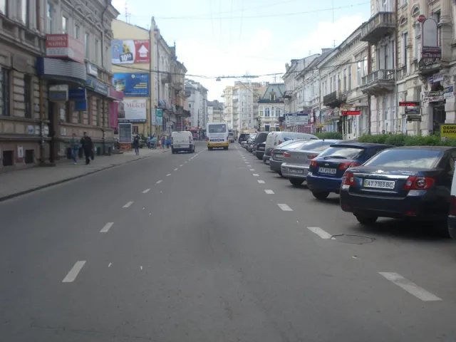 У Франківську на Новгородській змінено схему руху та з'явилась нова розмітка зі смугами для автобусів, автівок та велосипедистів. Водії старано дотримуються ПДР — фото 11