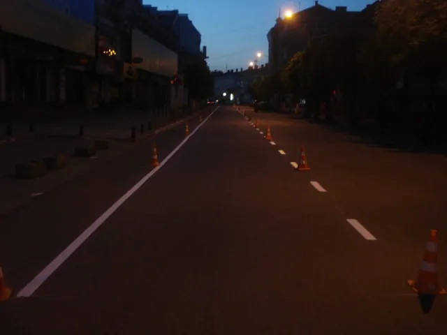 У Франківську на Новгородській змінено схему руху та з'явилась нова розмітка зі смугами для автобусів, автівок та велосипедистів. Водії старано дотримуються ПДР — фото 3