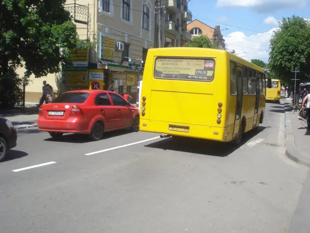 У Франківську на Новгородській змінено схему руху та з'явилась нова розмітка зі смугами для автобусів, автівок та велосипедистів. Водії старано дотримуються ПДР — фото 5