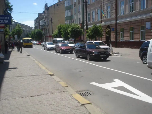 У Франківську на Новгородській змінено схему руху та з'явилась нова розмітка зі смугами для автобусів, автівок та велосипедистів. Водії старано дотримуються ПДР — фото 8