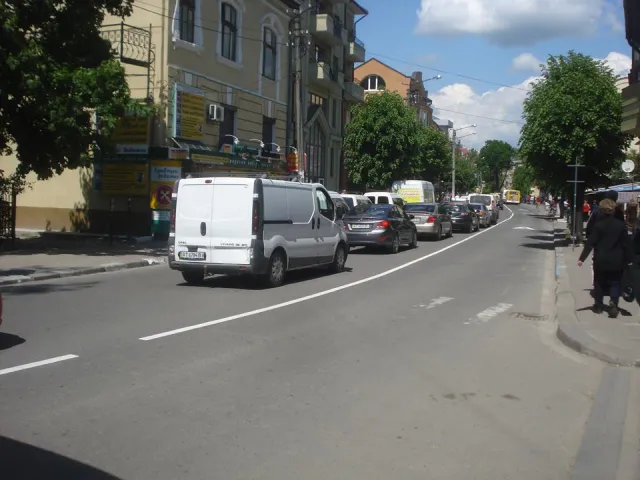 У Франківську на Новгородській змінено схему руху та з'явилась нова розмітка зі смугами для автобусів, автівок та велосипедистів. Водії старано дотримуються ПДР — фото 9