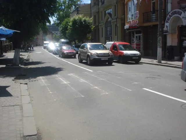 У Франківську на Новгородській змінено схему руху та з'явилась нова розмітка зі смугами для автобусів, автівок та велосипедистів. Водії старано дотримуються ПДР — фото 10