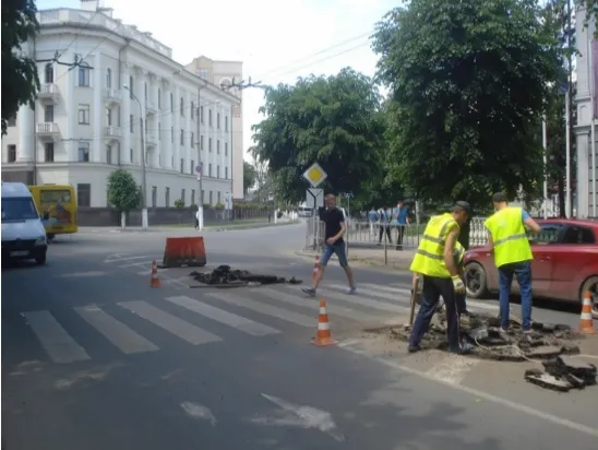 На вулиці Василіянок комунальники розпочали облаштування першого острівця безпеки нового зразка — фото 1