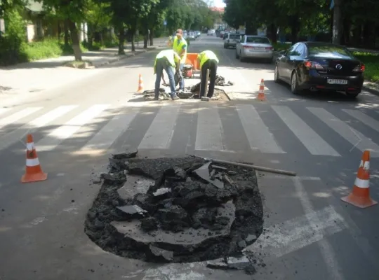На вулиці Василіянок комунальники розпочали облаштування першого острівця безпеки нового зразка — фото 2