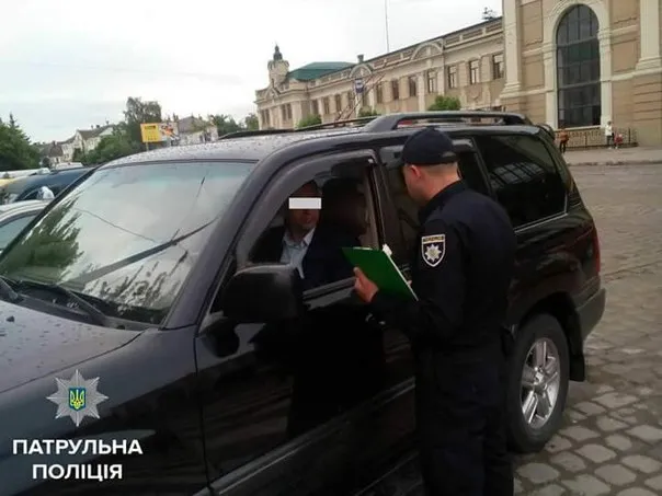 Патрульные дважды оштрафовали депутата областного совета. Нарушитель ПДД обещал за это "приказать" инспектора полиции — фото 1