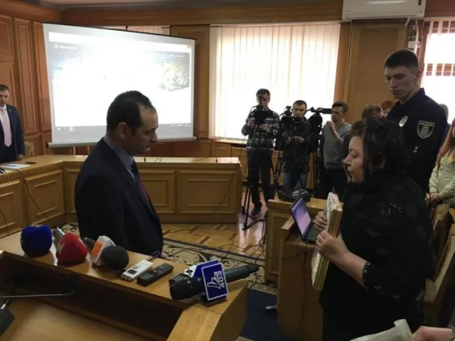 Матір загиблого бійця АТО подарувала ікону меру Івано-Франківська — фото 1