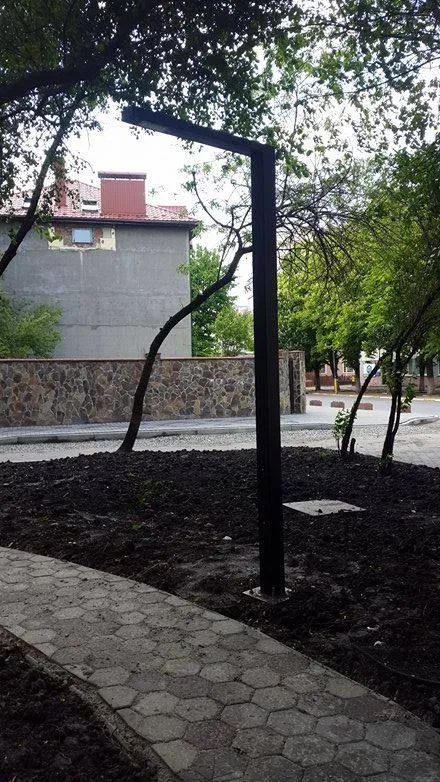 На Сахарова завершилося облаштування скверу. Тепер його освітлюють діодні лампи — фото 1