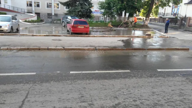 На Черновола с самого утра течет река — фото 2