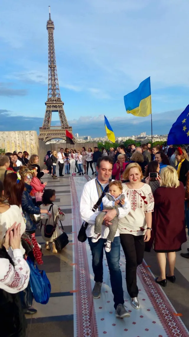 Дівчина із Прикарпаття організувала дефіле вишиванок біля Ейфелевої вежі — фото 1