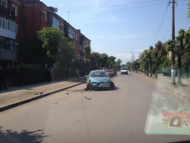 Масштабная авария в Коломые: разбили три автомобиля. Водитель с пассажирами скрылись с места происшествия — фото 2