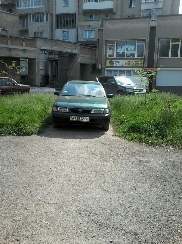 Поблизу дитячої поліклініки жінка з візочком змушена була по траві обходити запаркованого авторагуля — фото 1