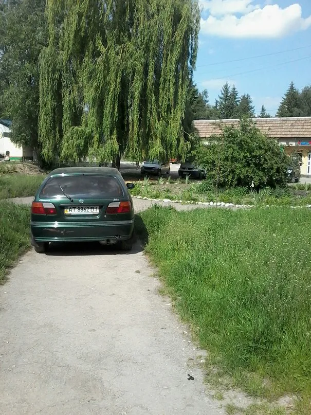 Поблизу дитячої поліклініки жінка з візочком змушена була по траві обходити запаркованого авторагуля — фото 2