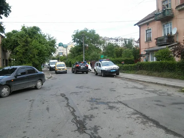 «Куча металла» - в Франковске автомобиль влетел в электроопору. К счастью водитель и пассажиры остались живы — фото 5