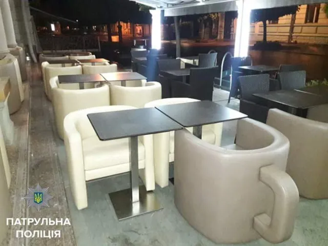 С кафе на улице Независимости человек украл кресло. Патрульные поймали франковца-нарушителя — фото 1
