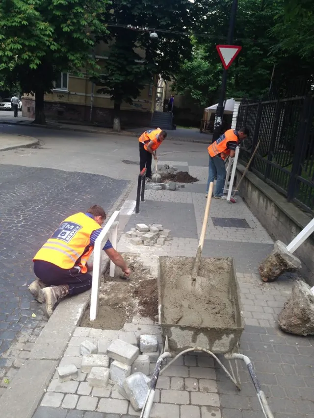 Франківські комунальники на вулиці Гончара замінили антипаркувальне огородження — фото 1