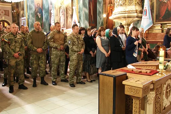 У Івано-Франківську вшанували пам'ять загиблих правоохоронців на горі Карачун — фото 1
