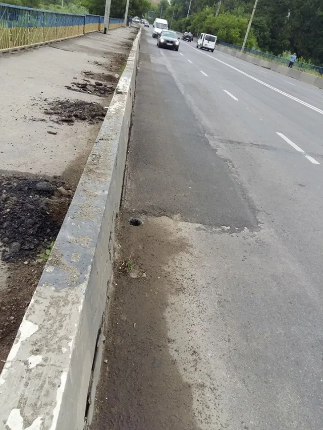 На пасічнянському мості руйнується асфальт. Там провели відновлювальні роботи — фото 4
