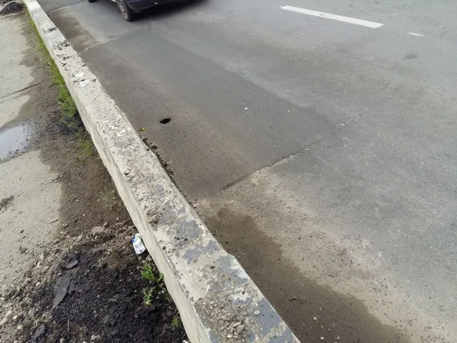 На пасічнянському мості руйнується асфальт. Там провели відновлювальні роботи — фото 5
