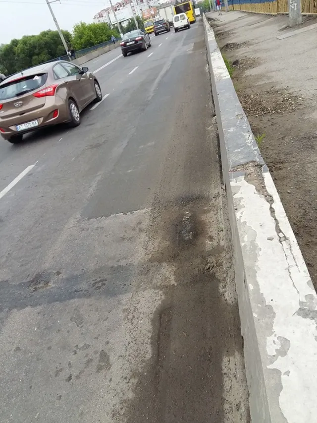 На пасічнянському мості руйнується асфальт. Там провели відновлювальні роботи — фото 6