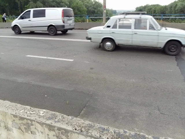 На пасічнянському мості руйнується асфальт. Там провели відновлювальні роботи — фото 7