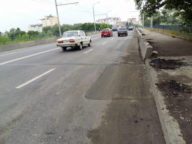 На пасічнянському мості руйнується асфальт. Там провели відновлювальні роботи — фото 8