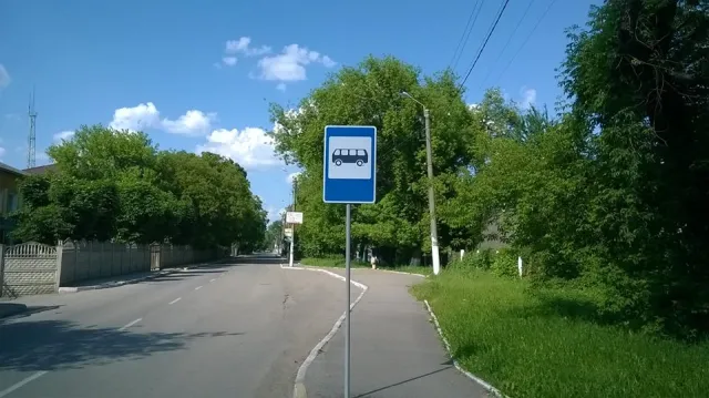 Цього тижня у Франківську продовжують встановлювати на всіх зупинках для автобусів нові дорожні знаки — фото 1