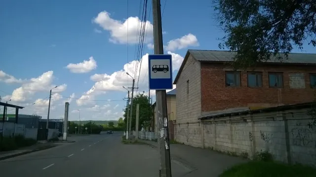 Цього тижня у Франківську продовжують встановлювати на всіх зупинках для автобусів нові дорожні знаки — фото 2
