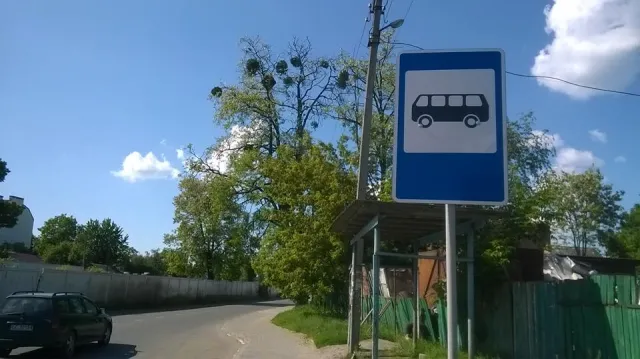 Цього тижня у Франківську продовжують встановлювати на всіх зупинках для автобусів нові дорожні знаки — фото 3