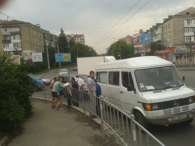 На пасічнянському мості у Івано-Франківську трапилось ДТП — фото 1