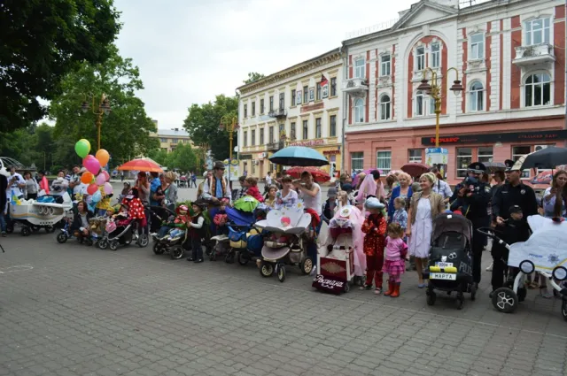 У Івано-Франківську вдесяте відбувся "Парад візочків" — фото 12